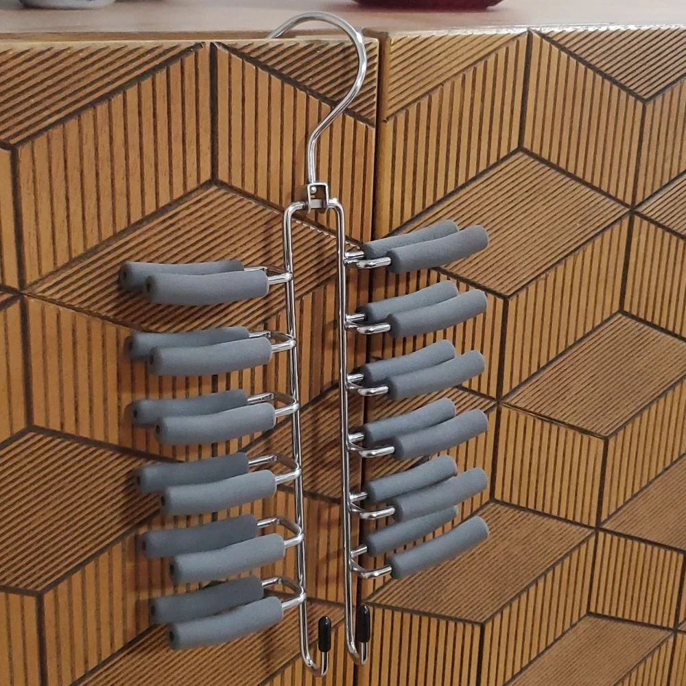 Spinning tie/jewerly hanger